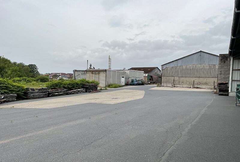 Ensemble immobilier d'une surface totale d'environ 5 100 m²  sur terrain de 118 568 m².