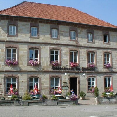 SAINT-QUIRIN: hotel-restaurant for sale