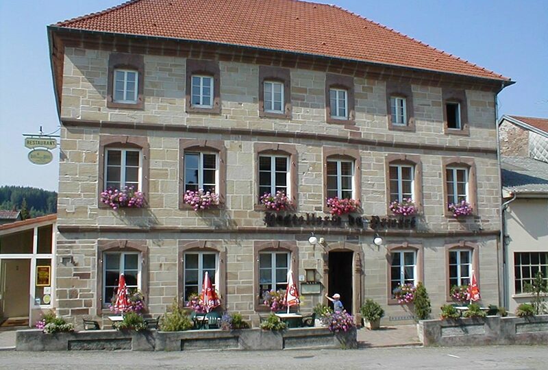 SAINT-QUIRIN: hotel-restaurant for sale