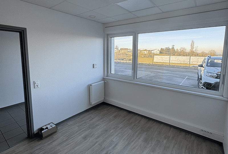 Cellule de 561 m² à louer, incluant un atelier et des bureaux, située au sein de l'hôtel d'entreprise de Seingbouse, disponible immédiatement.